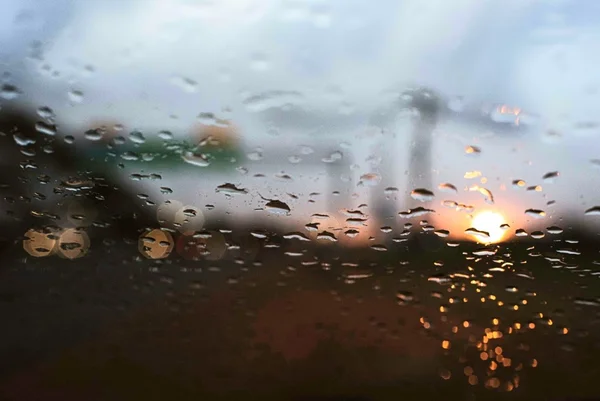 Chuva em período de estiagem surpreende brasilienses nesta sexta-feira