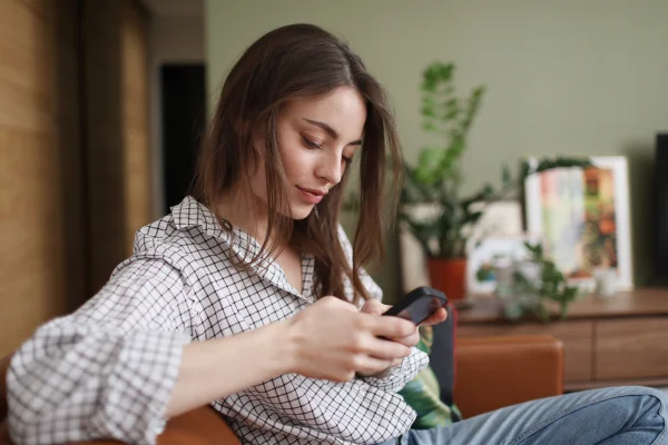 Psicóloga aponta benefícios de ficar longe do celular, como Virginia