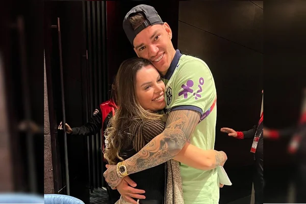Esposa de Ederson confunde horário de folga e faz bate-volta em Doha