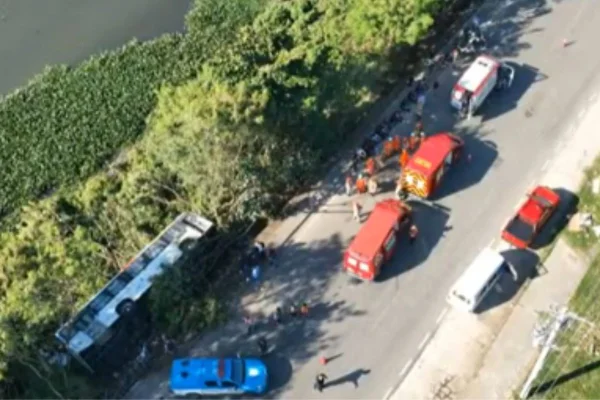 Imagem colorida, RJ: ônibus municipal tomba e vai para mata na Avenida Ayrton Senna