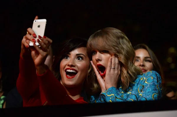 Fim de uma treta: Demi Lovato parabeniza Taylor Swift por novo álbum
