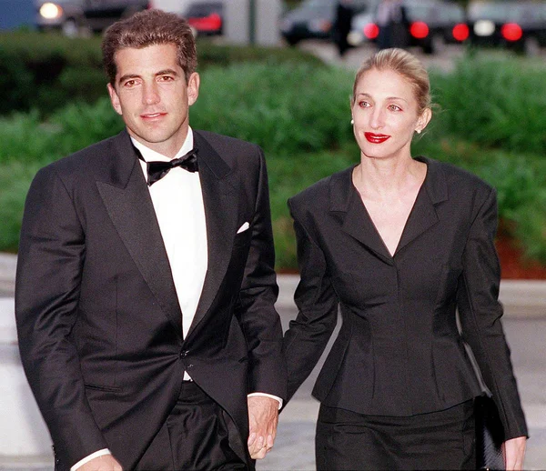 foto com cor. visual de Carolyn Bessette - metrópoles