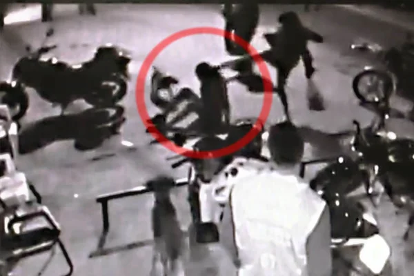 Vídeo: morador de rua é brutalmente espancado por duas mulheres no DF