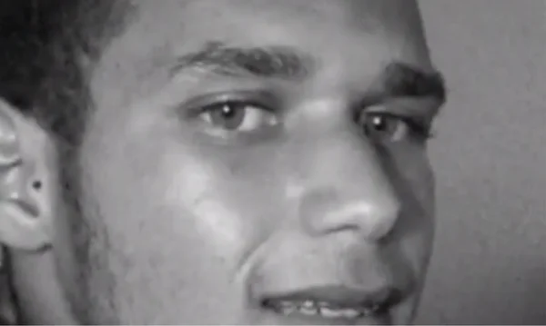 Imagem preto e branca mostra jovem morto em acidente - Metrópoles