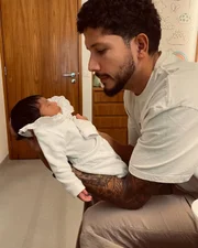 Yuri Lima posou babando a filha, Nala