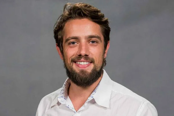Foto colorida de Rafael Cardoso sorrindo - Metrópoles