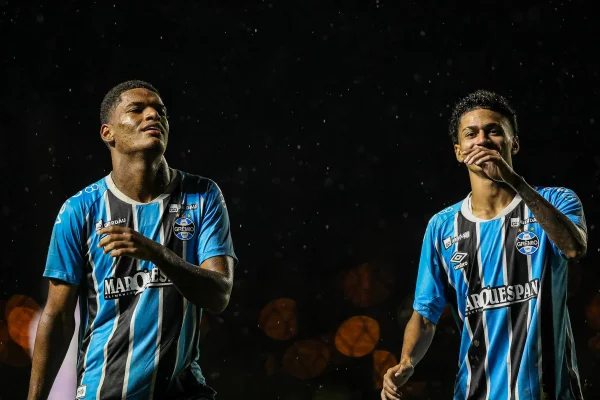 Foto colorida dos jogadores do Grêmio - Metrópoles