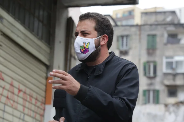 Guilherme Boulos (PSOL) chega ao teatro oficina, na rua Jaceguai, região central de São Paulo, nesta manhã de quinta-feira, 15/10