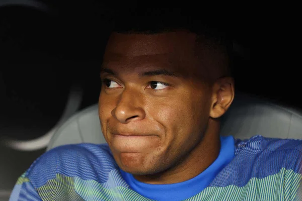 Imagem colorida de Mbappé sentado no banco de reservas - Metrópoles