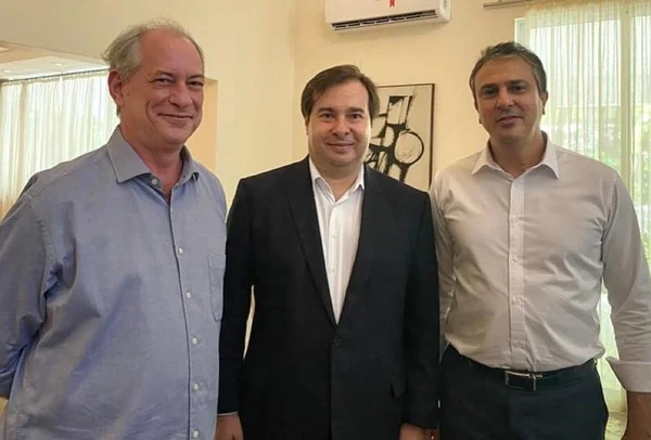 Após encontro com Ciro, Maia retuita post que fala de “ameaça Bolsonaro”