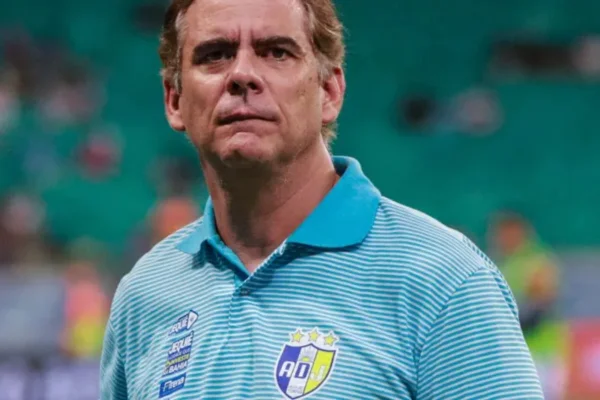 Imagem colorida mostra deputado federal Leur Lomanto Júnior com blusa da ADJ | Metrópoles