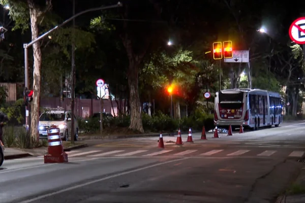 Imagem colorida de ônibus em avenida. Metrópoles