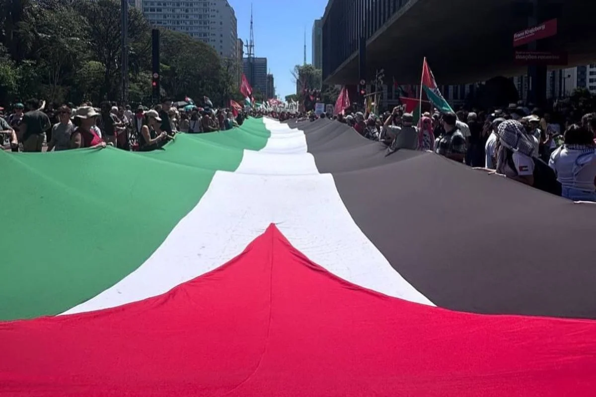 Imagem colorida de bandeira da Palestina estendida em manifestação na Avenida Paulista