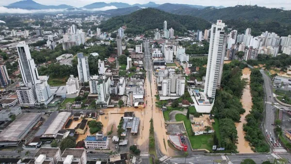 Imagem colorida de ruas alagadas em Blumenau após chuvas El Niño - Metrópoles