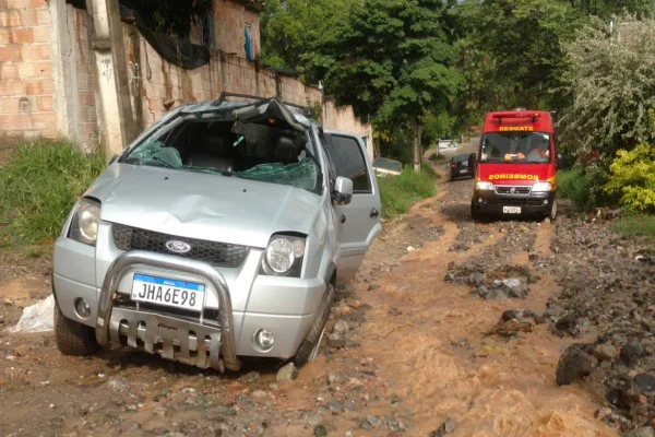 Mulher morre após capotar o carro quando saía da garagem em MG