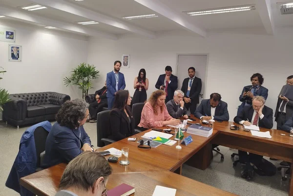 Imagem colorida de reunião de representante da OEA com parlamentares governistas - Metrópoles