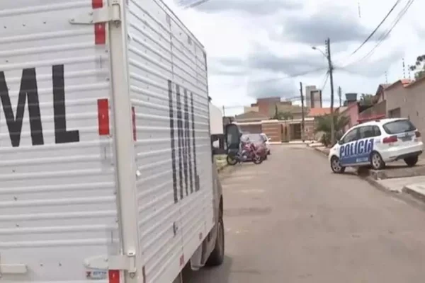Garota de programa é encontrada com faca cravada no peito