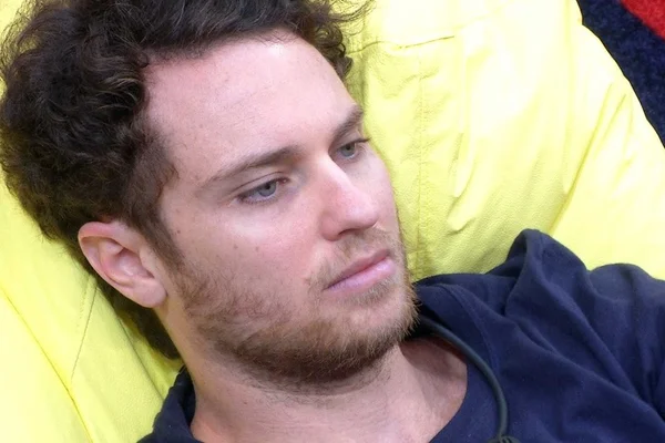 Lucas Bissoli não gostou de uma brincadeira de Linn da Quebrada e desabafou sozinho na academia
