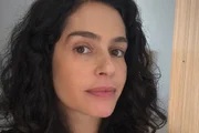 Maria Flor posa de cabelos soltos