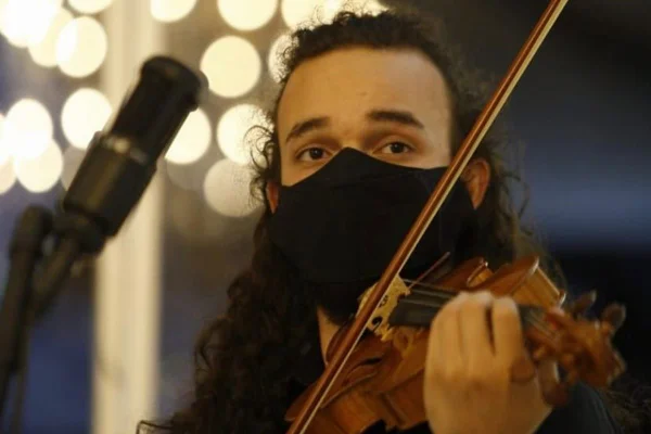 Violinista de Brasília lança crowdfunding para estudar na França