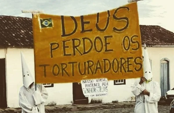 Manifestação pró-Bolsonaro tem faixa “Deus, perdoe os torturadores”