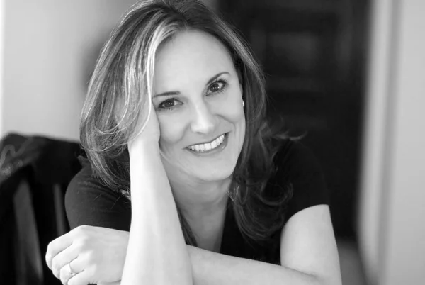 Luci Collin faz, em “A Palavra Algo”, a poesia do caos e desassossego