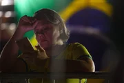 Em silêncio, apoiadores de Flávio deixam Esplanada após vitória de Lula - imagem 4 Em silêncio, apoiadores de Flávio deixam Esplanada após vitória de Lula - imagem 4