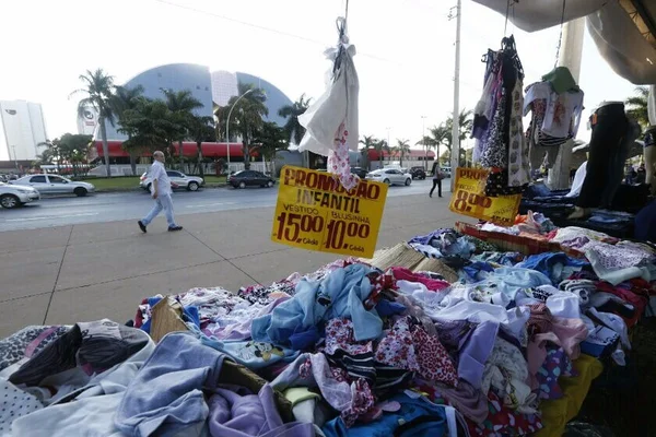 GDF autoriza ambulantes em frente a shopping e revolta lojistas