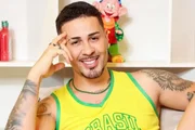 Carlinhos Maia posando para as redes sociais