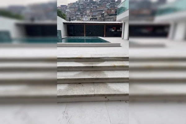 piscina em casa no alto do complexo do Alemão