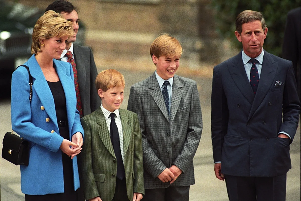 Princesa Diana, o então príncipe Charles e o príncipe Harry acompanharam William em sua chegada ao internato para meninos Princesa Diana, o então príncipe Charles e o príncipe Harry acompanharam William em sua chegada ao internato para meninos