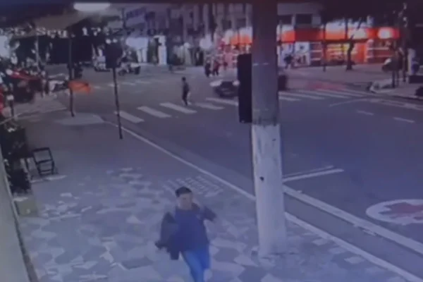 Imagem colorida de momentos antes de mulher ser atropelada. Metrópoles