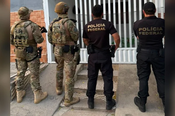 Polícia faz operação contra grupo de traficantes liderado por preso