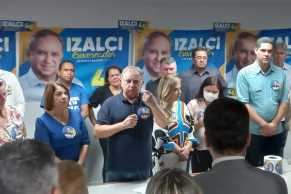 Com correligionários, Izalci inicia mobilização para campanha na rua