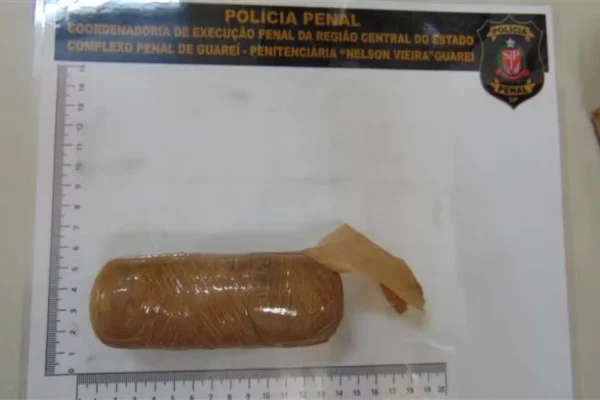 Imagem colorida mostra pacote de droga encontrada dentro do ânus da irmã de um detento que tentava entrar em uma penitenciária no interior - Metrópoles