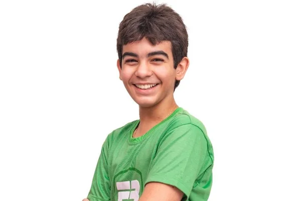 Menino de 14 anos posando para a foto com os braços cruzados