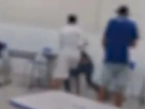 Foto colorida e borrada de aluno sendo agredido - Metrópoles