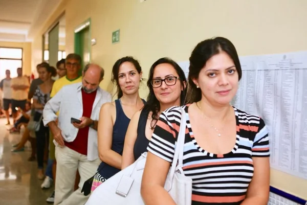 Com longas filas, votação no DF se encerrou uma hora após fim do prazo