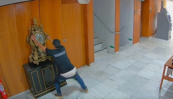 Homem destruindo Palácio do Planalto