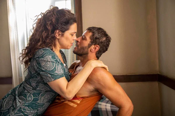Foto colorida de Maria Bruaca e Levi juntos