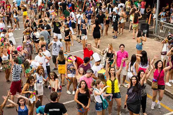 Carnaval solidário: Bloco Adocica Amô reúne diversão e doações