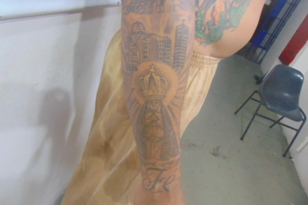 Tatuagem de Maiky Entonny Venancio França, homem que fugiu do Centro de Detenção Provisória (CDP) de Caraguatatuba, no litoral de São Paulo, nessa quarta-feira (11/12) Tatuagem de Maiky Entonny Venancio França, homem que fugiu do Centro de Detenção Provisória (CDP) de Caraguatatuba, no litoral de São Paulo, nessa quarta-feira (11/12)
