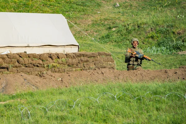 Imagem colorida mostra soldado na fronteira entre Armênia e Azerbaijão - Metrópoles