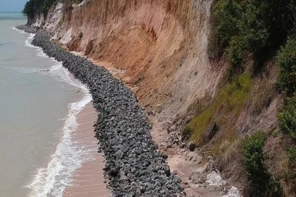 Imagem colorida, Pesquisadores instalam equipamento para monitorar avanço do mar e erosão da costa paraibana -Metrópoles