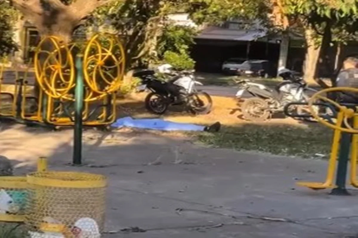 Homem é encontrado morto com marcas de violência em frente a UBS no Gama