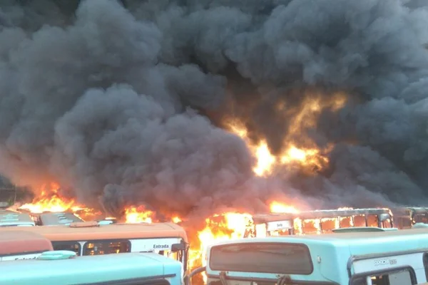 Incêndio no Paranoá atinge 200 ônibus, 30 deles foram destruídos