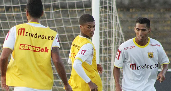 Jovem jogador se junta à experiência e busca espaço no Brasiliense