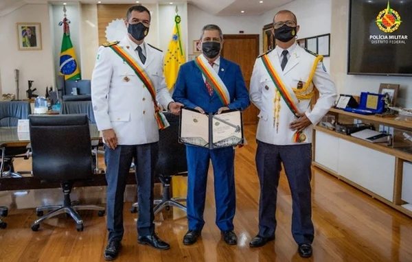 Braga Netto ganha medalha Tiradentes da PMDF, maior honraria da força