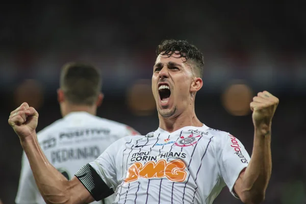 Corinthians vira sobre o Fortaleza e mantém Rogério Ceni como freguês