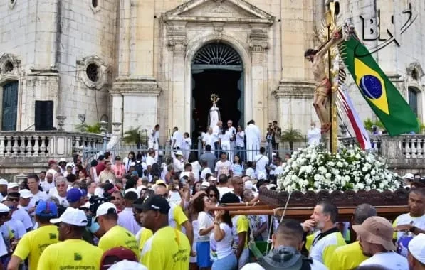 Devotos se reúnem para a Lavagem do Bonfim em Salvador